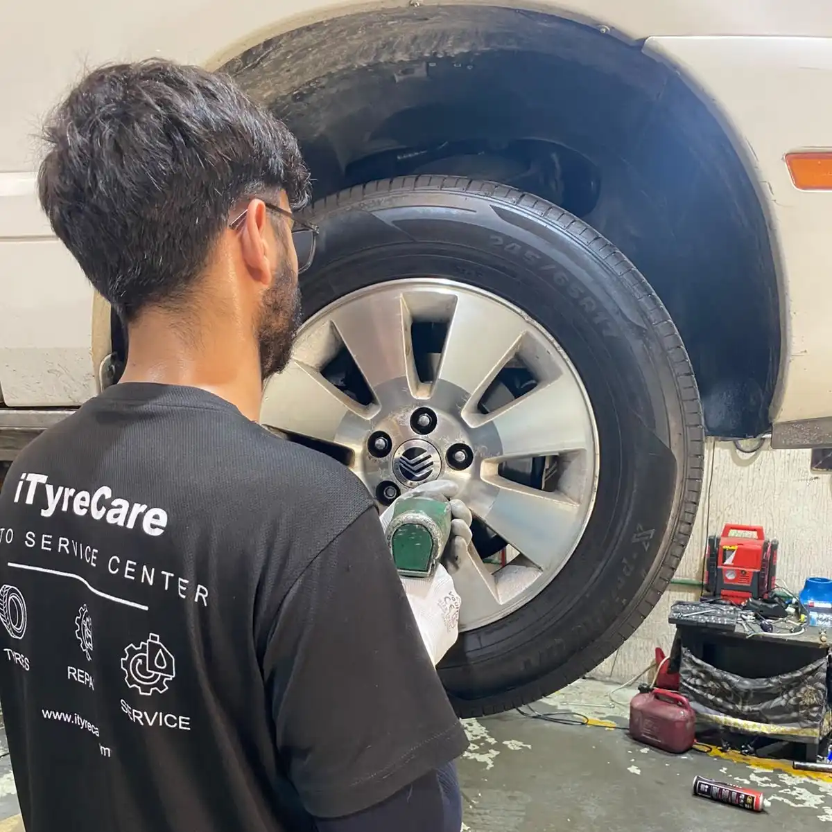 iTyreCare technician fitting a tyre and servicing an alloy wheel rim in Al Quoz, Dubai